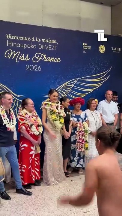 TL - L'accueil des danseurs et musiciens traditionnels pour l’arrivée de Hinaupoko Devèze