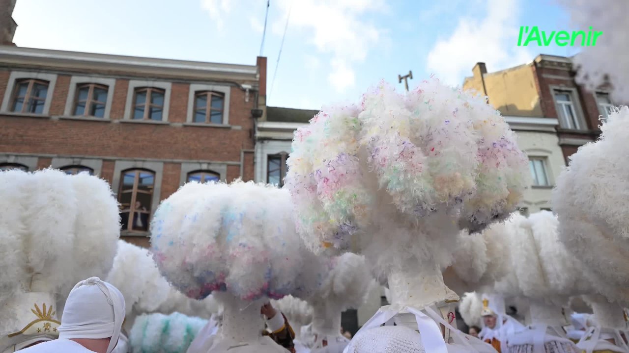 Le Bon Dieu est Binchou ! Les Gilles de Binche coiffent leurs chapeaux de plumes
