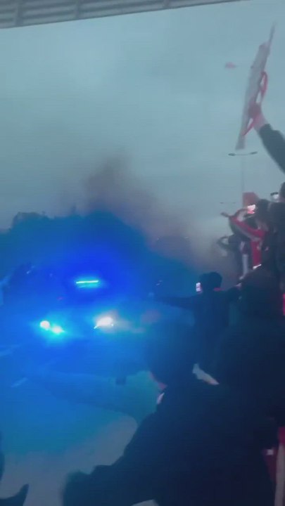 Brutal recibimiento al Benfica antes de enfrentarse al Madrid