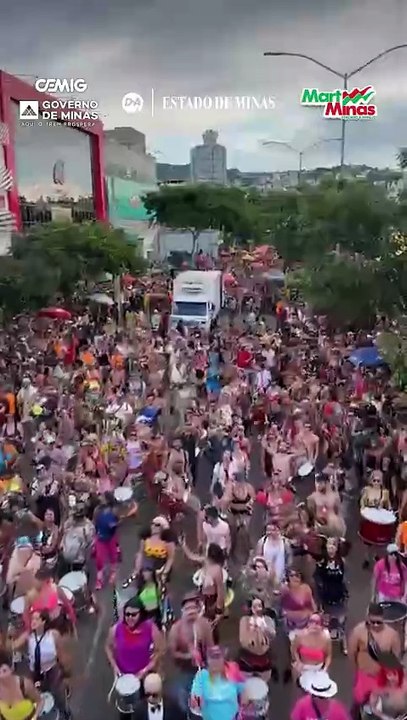 Lavô Tá Novo faz público cantar Sandy e Júnior a capela