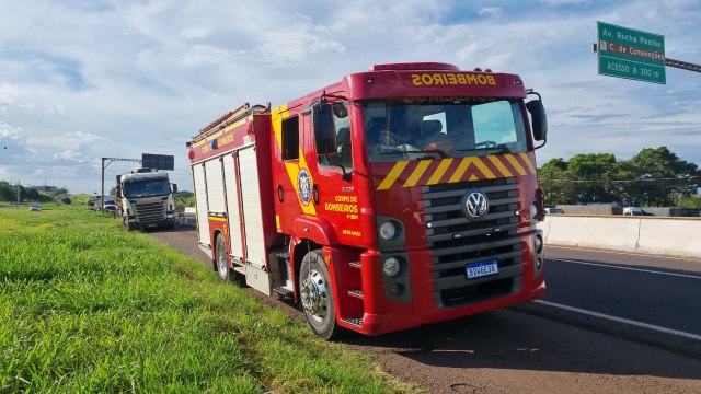 Caminhão carregado com soja apresenta vazamento de óleo na BR-467 e deixa pista perigosa
