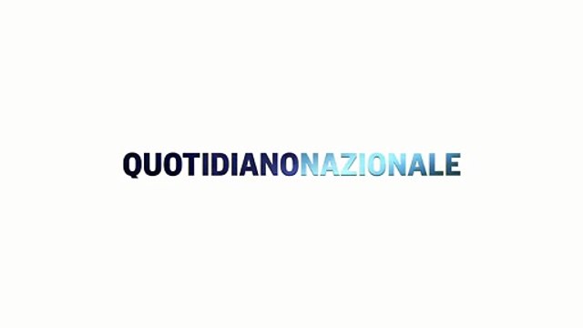 Napoli, le fiamme mentre si sprigionano dal teatro Sannazaro