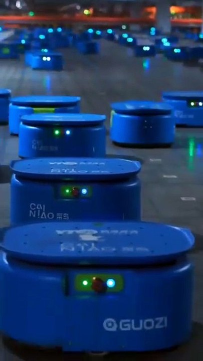 🚨🇨🇳 Voici un entrepôt logistique intelligent en Chine, où de nombreux robots trient automatiquement les colis 📦🤖.
