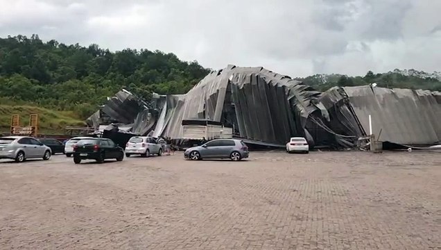 Temporal derruba estrutura de empresa e destrói veículos às margens da BR-116 na RMC; veja vídeos