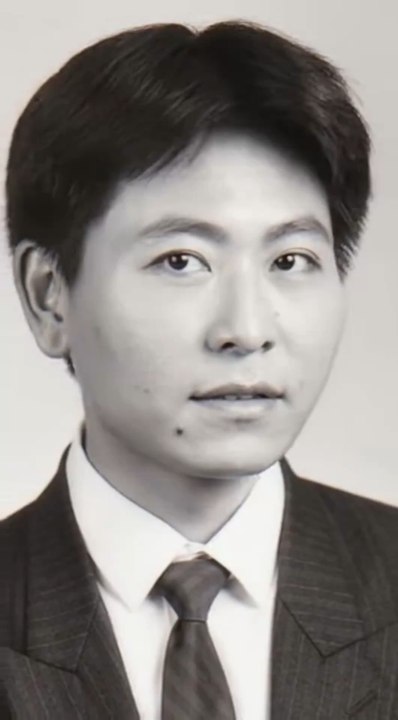 The image of the key figure in the news, Bao Ge, was finally presented to the international public in 1997.鲍戈在中国一直非常高调，政治活动频繁，新闻不断，外界久闻大名。1997年鲍戈抵达美国，终于在大片聚光灯下现身。