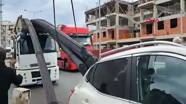İnşaat demirleri araca saplandı