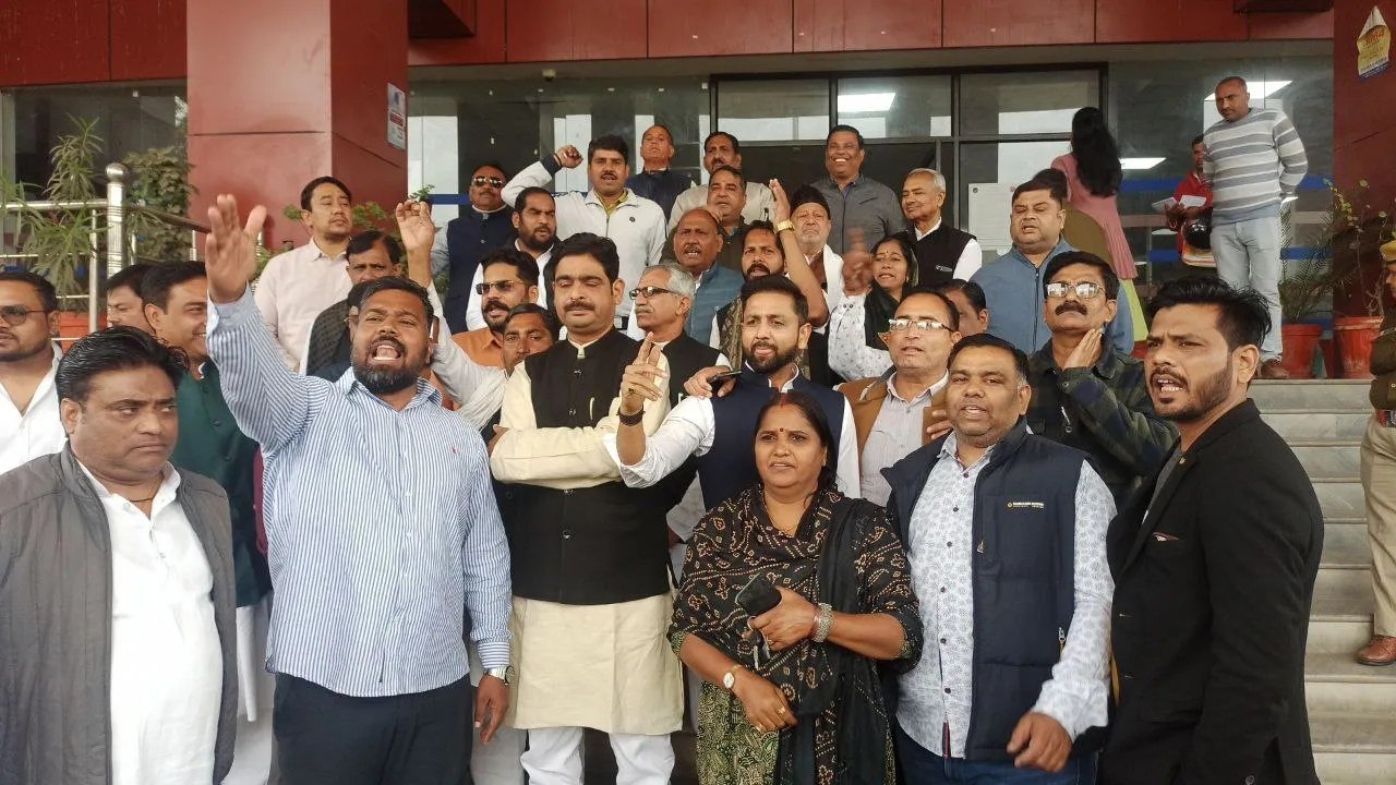 मिनी सचिवालय में कांग्रेस का धरना: भिवाड़ी अग्निकांड की जांच की मांग, अधिकारी नहीं मिलने पर जताया रोष