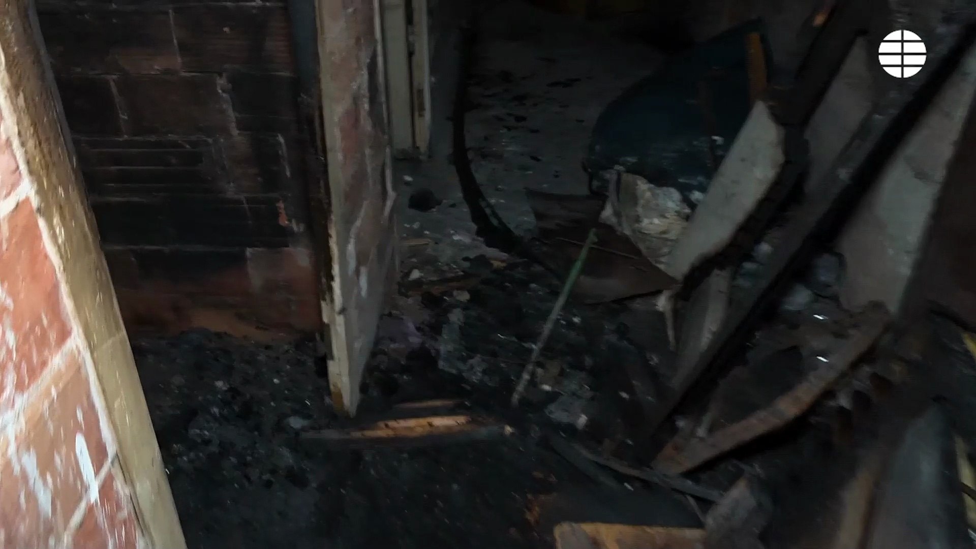 La localidad de Manlleu se encuentra sumida en el luto tras la muerte de cinco adolescentes, de entre 14 y 17 a�os, en un incendio ocurrido la noche del pasado lunes en el barrio de l'Erm. El suceso tuvo lugar en un peque�o trastero de apenas ocho metros cuadrados situado en la azotea del n�mero 66 de la calle Montseny, en lo que se describe como uno de los peores accidentes de este tipo en Catalu�a en los �ltimos a�os.