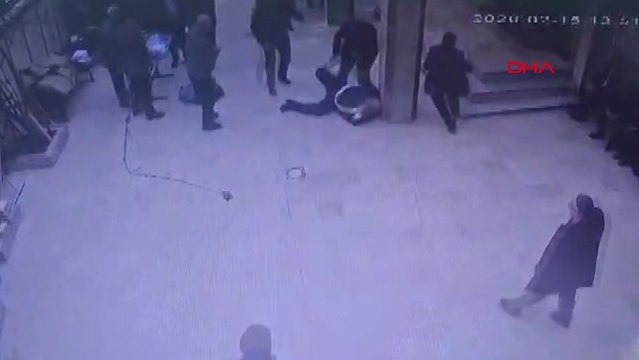 Sultangazi'de cami avlusunda dayısına kaldırım taşıyla saldırdı
