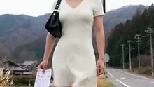 温泉街入口のバス停で風に揺らぐ昭和ガール #昭和 #ハプニング #shorts #ai
