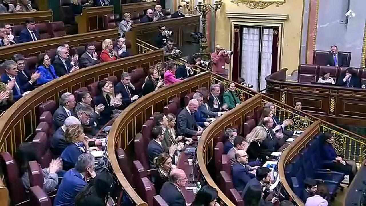 El PP acusa al Gobierno de "rodearse de delincuentes" y Montero responde con "Rato y Bárcenas"