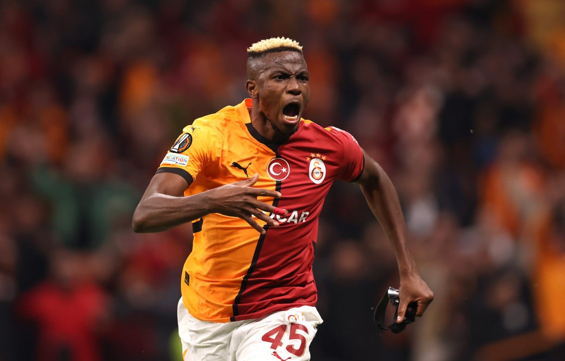 Galatasaray, Osimhen festeggia la cinquina negli spogliatoi e rompe il soffitto