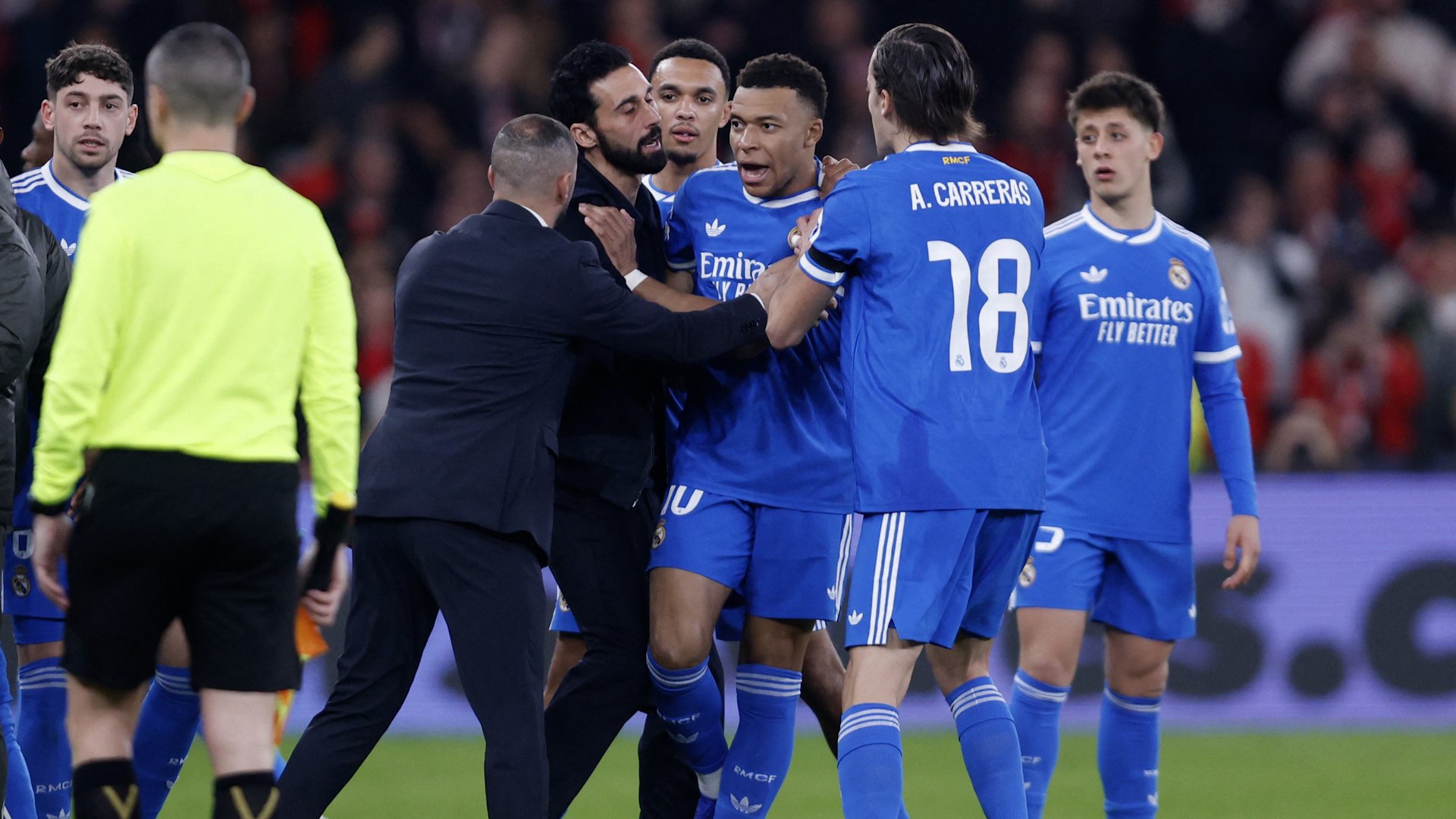 "No merece jugar m�s la Champions". Con esta sentencia tan tajante, Kylian Mbapp� dio un paso al frente tras la victoria del Real Madrid en Lisboa para denunciar los graves insultos racistas proferidos contra su compa�ero Vinicius. El astro franc�s asegur� haber escuchado al jugador del Benfica, el argentino Prestianni, llamar "mono" al extremo brasile�o hasta en cinco ocasiones diferentes durante el desarrollo del encuentro, lo que empa�� por completo el resultado deportivo obtenido en la m�xima competici�n europea.