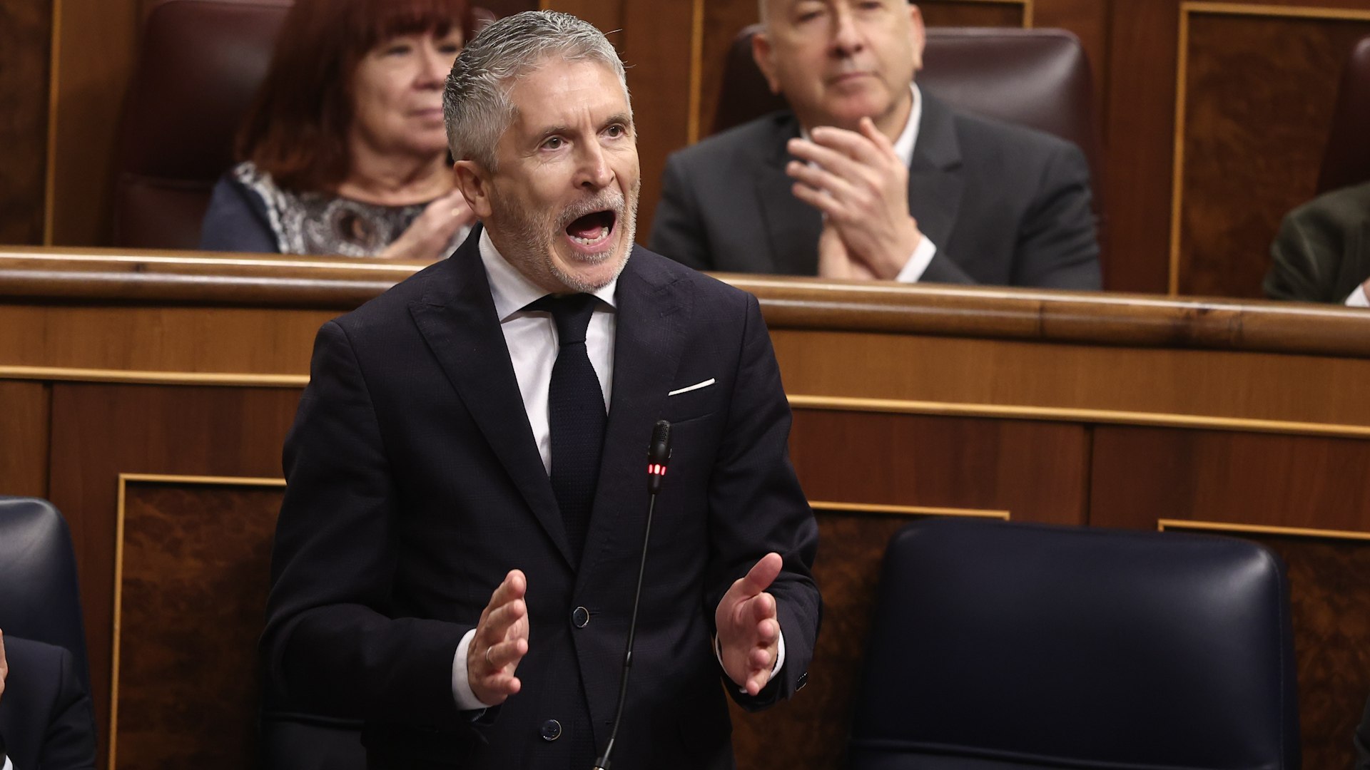 El ministro del Interior, Fernando Grande-Marlaska, ha protagonizado este mi�rcoles una de las sesiones de control m�s tensas de la legislatura en el Congreso, marcada por la reciente destituci�n del director adjunto operativo (DAO) de la Polic�a Nacional, Jos� �ngel Gonz�lez, tras una denuncia por agresi�n sexual. Ante las insistentes peticiones de dimisi�n por parte de la oposici�n, el ministro ha asegurado que solo renunciar� si la propia v�ctima manifiesta que no se ha sentido protegida o entiende que �l, en su calidad de responsable de la cartera, le ha fallado en alg�n sentido.