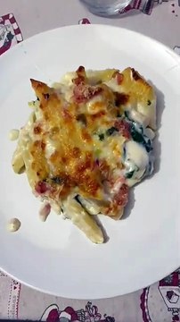 Pasta al forno con spinaci, provola affumicata e pangrattato