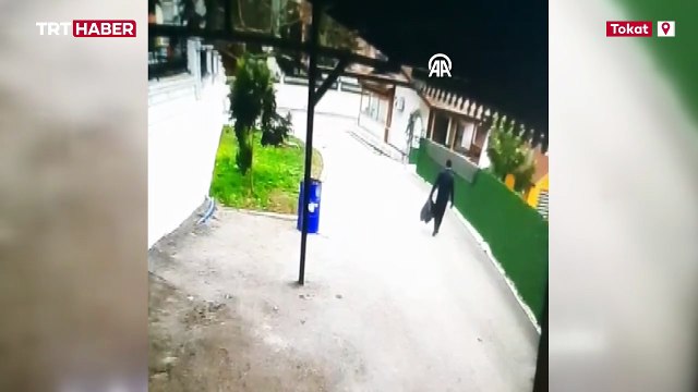 Devrilen ağacın altında kalmaktan son anda kurtuldu