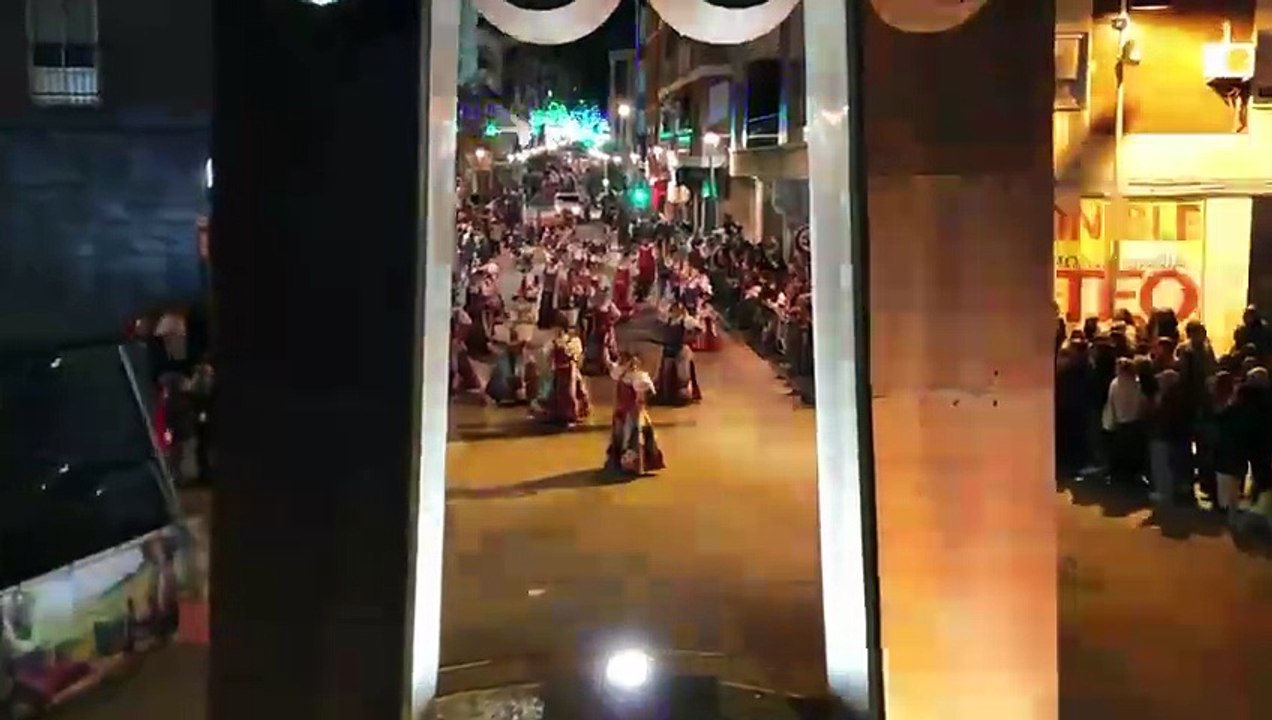 Vídeo a vista de dron del desfile de carrozas y comparsas en Valdepeñas / Mario García