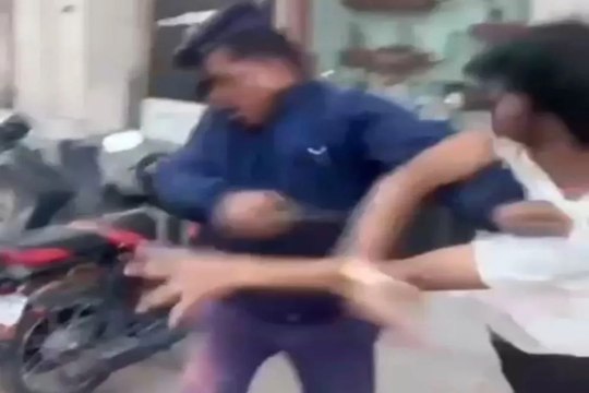 ट्रैफिक जवान ने युवक को जड़े थप्पड़ तो युवक ने भी मारे मुक्के, गिर गई टोपी और वाकी-टॉकी, देखें वायरल वीडियो