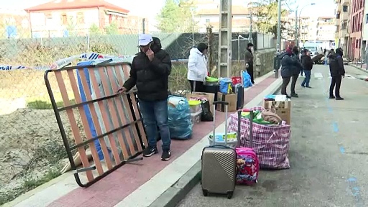 Desalojadas un centenar de personas en un edificio okupado propiedad de la Sareb en Villalba