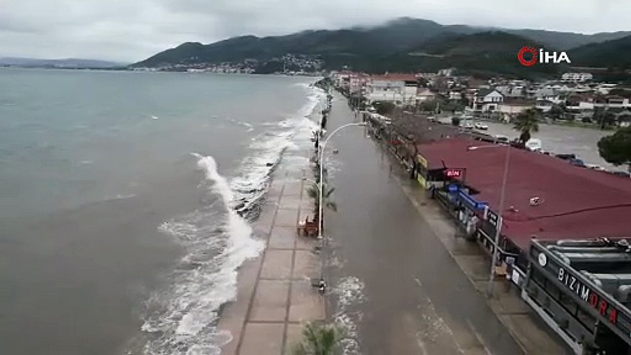 Marmara coştu, dev dalgalar kara ile denizi birleştirdi!