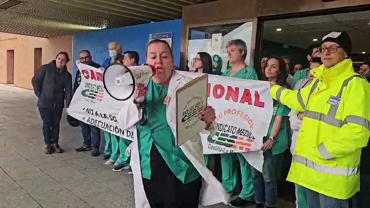 Los médicos visibilizan su queja ante las puertas del Hospital Universitario.