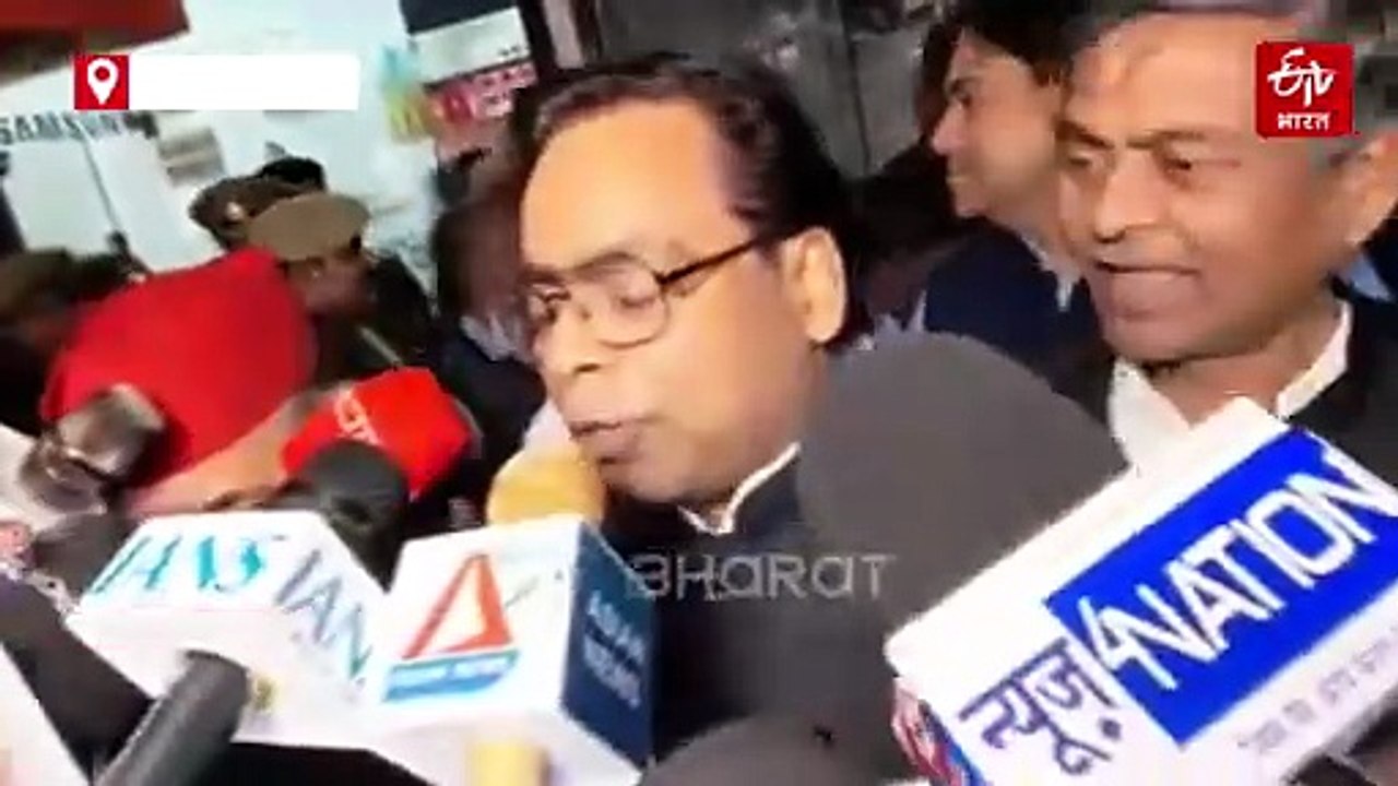 लखनऊ में चुनाव आयोग कार्यालय पहुंचा सपा का प्रतिनिधिमंडल; विधायक बोले- 'एविडेंस के साथ सौंपे प्रपत्र'