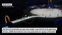 Una mujer rusa lleva una pancarta en apoyo a Ucrania durante la ceremonia de apertura de los JJOO