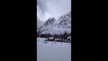 Italie : les images impressionnantes d'une avalanche atteignant le domaine skiable de Courmayeur