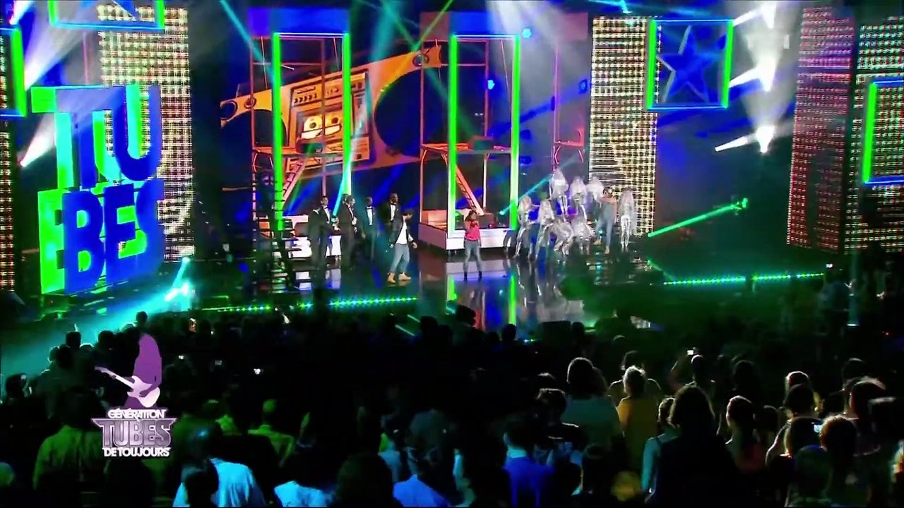 Koxie chante son tube "Garçon" en live