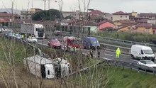 Camion ribaltato in A11, disagi alla circolazione