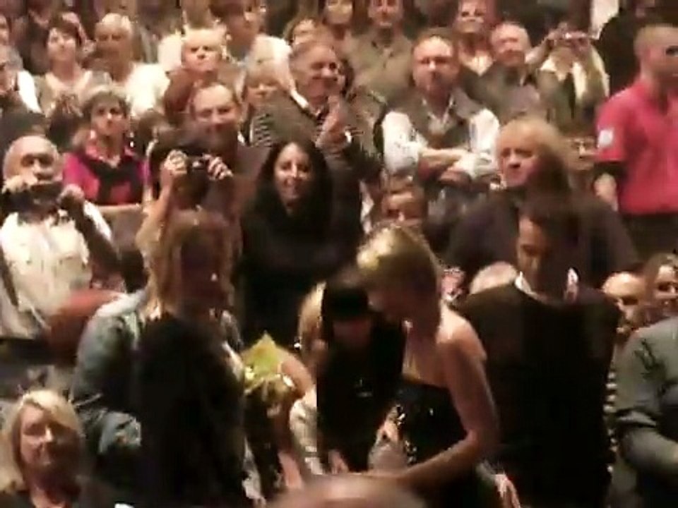 2009 – Johnny Hallyday – Arrivée de Laeticia Hallyday dans le public à Montpellier pour le concert de Johnny