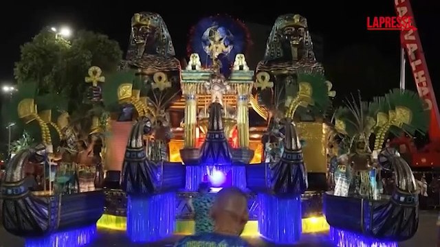 Rio de Janeiro, scuole di samba sfilano nell'ultima notte di Carnevale