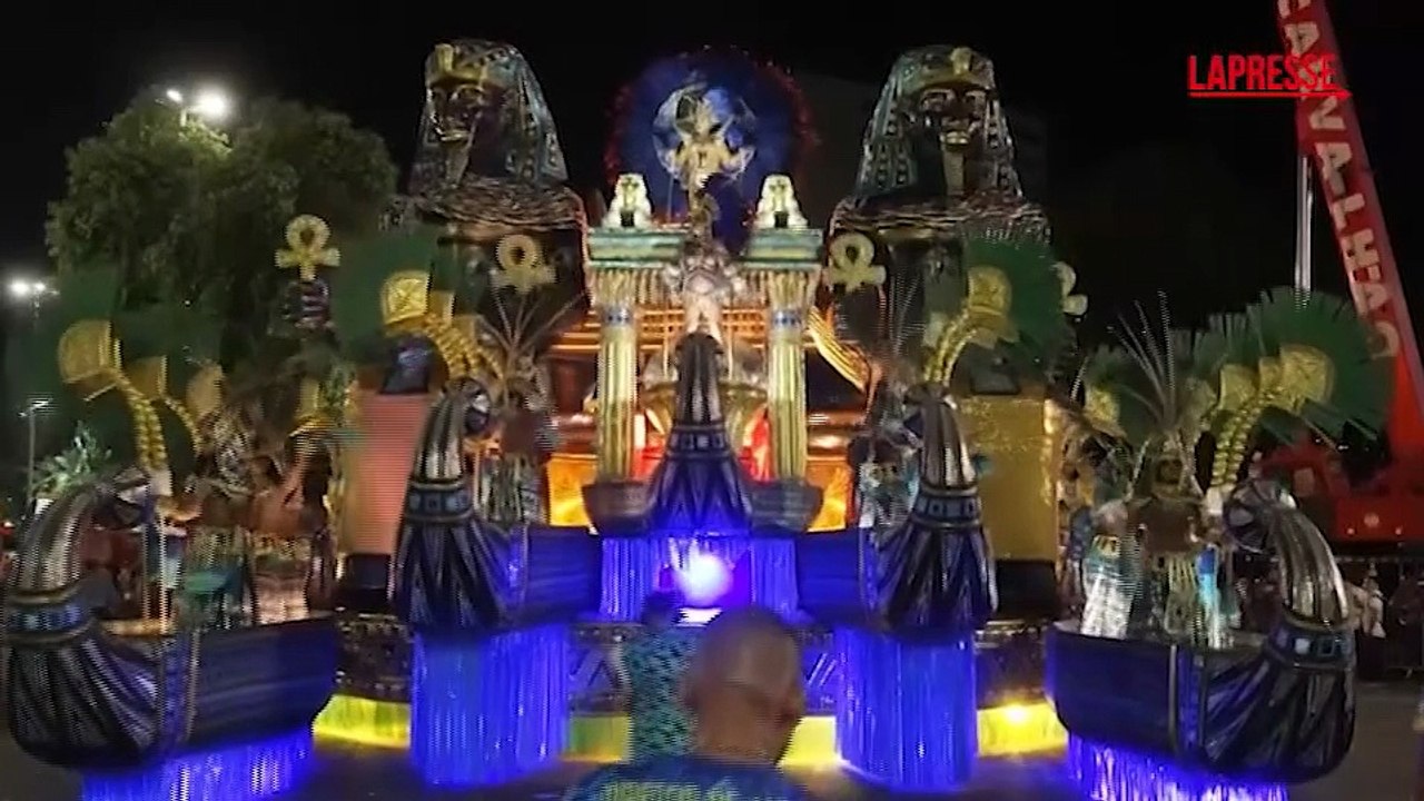 Rio de Janeiro, scuole di samba sfilano nell'ultima notte di Carnevale
