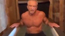 Robert F. Kennedy Jr. si immerge in un bagno di ghiaccio – rigorosamente in jeans