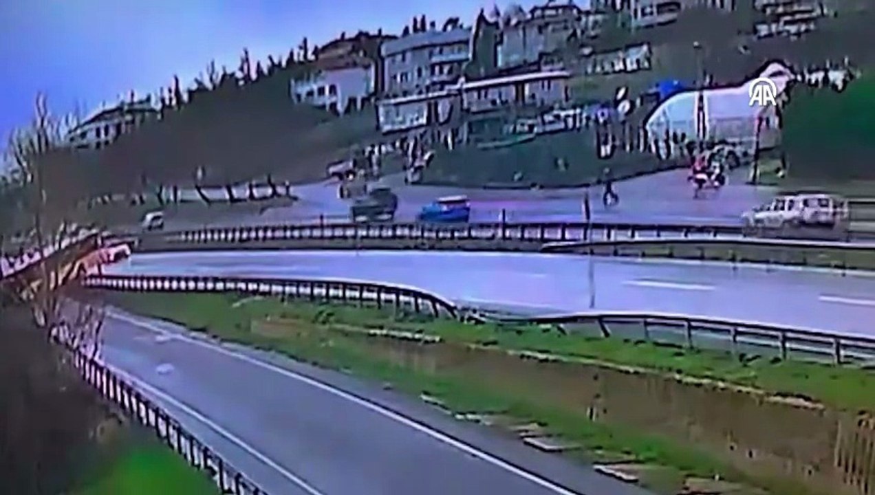 İETT otobüsü bariyere çarptı: Yaralılar var