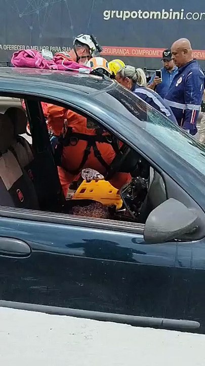 Motorista é socorrido após acidente com carros em São Miguel dos Campos