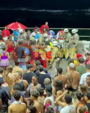 Confusão entre ambulantes termina com PMs agredindo mulheres com cassetetes e spray de pimenta na Barra