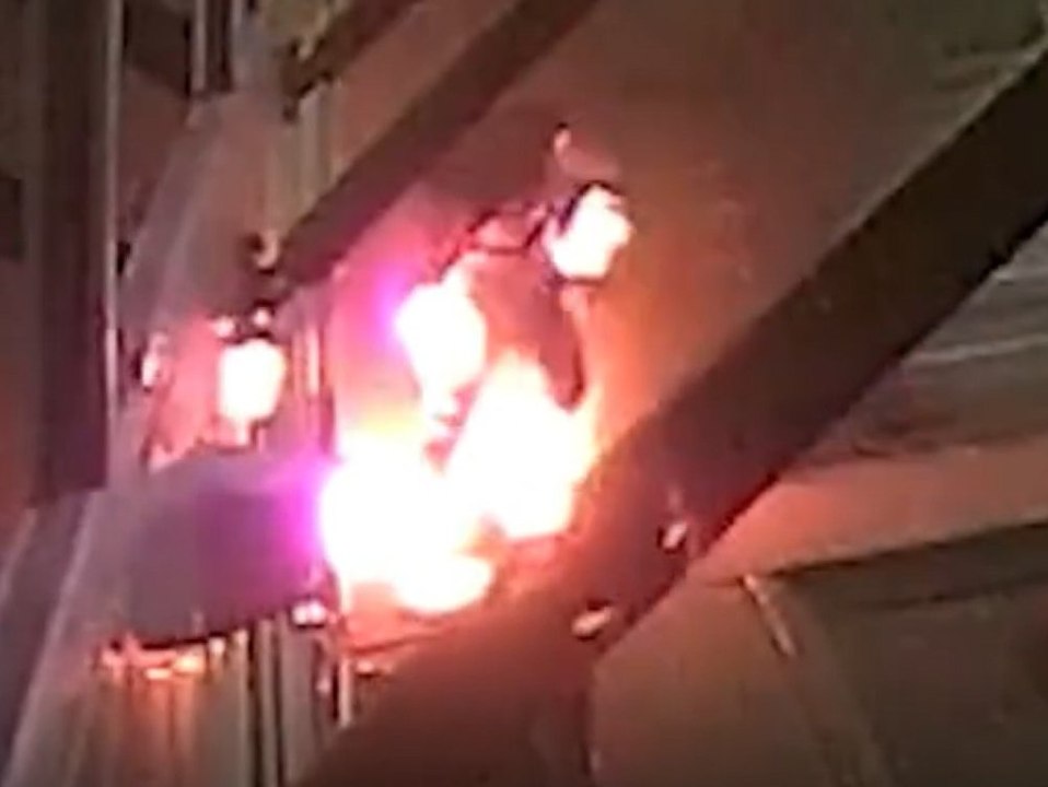 Feuer-Fail: Räuber flieht brennend aus Laden