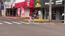 Ação orienta pedestres sobre uso correto de botoeiras em Cascavel