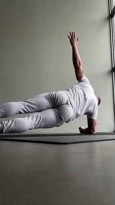 Side Plank Gains Hit Different… Check That Angle