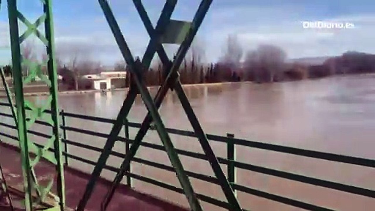 Zaragoza y los municipios ribera abajo del Ebro siguen vigilantes a las motas ante un río que continuará en niveles altos