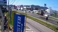 Vídeo mostra momento em que caminhão causa engavetamento com mortes na BR-101 em Itajaí
