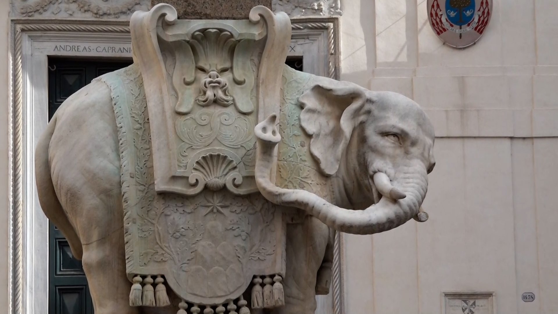 La ic�nica escultura del elefante dise�ado por el gran escultor del barroco italiano Gian Lorenzo Bernini que sostiene un obelisco en la c�ntrica plaza de la Minerva en Roma apareci� anoche con uno de sus colmillos rotos.
La alarma se dio este martes a las 21:00 hora local (20.00 GMT) cuando se alert� a la superintendencia municipal al comprobar que uno de los colmillos estaba roto y se pudo encontrar el fragmento desprendido
La escultura del elefante de Gian Lorenzo Bernini es una de las obras m�s singulares y simp�ticas del barroco romano. Se trata del Elefante y obelisco, realizado en 1667, que se encuentra en la Piazza della Minerva, justo frente a la Santa Maria sopra Minerva, en Roma.
La escultura muestra a un peque�o elefante de m�rmol que sostiene sobre su lomo un obelisco egipcio antiguo. El proyecto fue encargado por el papa Alejandro VII tras el hallazgo del obelisco en un convento cercano. Bernini ide� el concepto general, aunque la ejecuci�n material fue llevada a cabo principalmente por su disc�pulo Ercole Ferrata.
El conjunto tiene un fuerte simbolismo: el elefante representa la sabidur�a y la fortaleza necesarias para sostener el peso del conocimiento, encarnado en el obelisco, que a su vez remite a la tradici�n egipcia y a la apropiaci�n cristiana de la Antig�edad. En la base hay una inscripci�n latina que refuerza esta idea: solo una mente fuerte puede sostener la sabidur�a s�lida.
Con su aire casi juguet�n &mdash;los romanos lo apodan "il Pulcino della Minerva"&mdash;, la obra combina elegancia, ingenio simb�lico y el dinamismo caracter�stico del barroco.