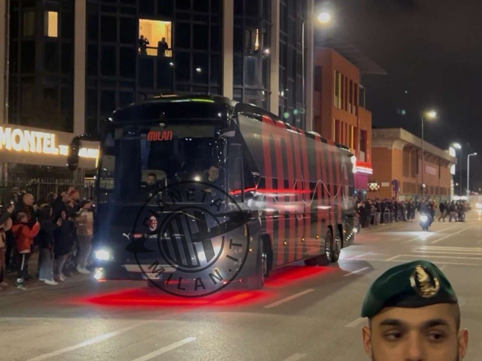 VIDEO, Milan-Como: pullman rossonero arrivato a San Siro | PM News