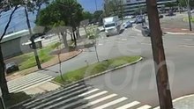 Câmera de segurança registra batida entre caminhão e carro em Cascavel