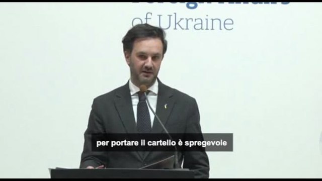 Olimpiadi, russa con cartello Ucraina a inaugurazione: Kiev infuriata