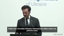 Olimpiadi, russa con cartello Ucraina a inaugurazione: Kiev infuriata