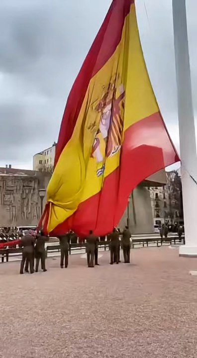 Se rompe la bandera gigante De colon, durante el izado militar.