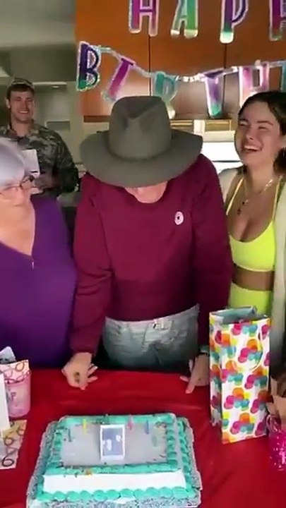 The son arrived unexpectedly to visit his parents! Beautiful surprise🥰😍❤️