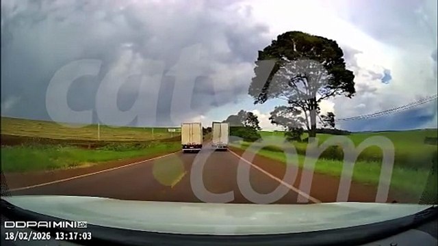 Que perigo! Ultrapassagem na BR-369 quase termina em batida frontal entre caminhões